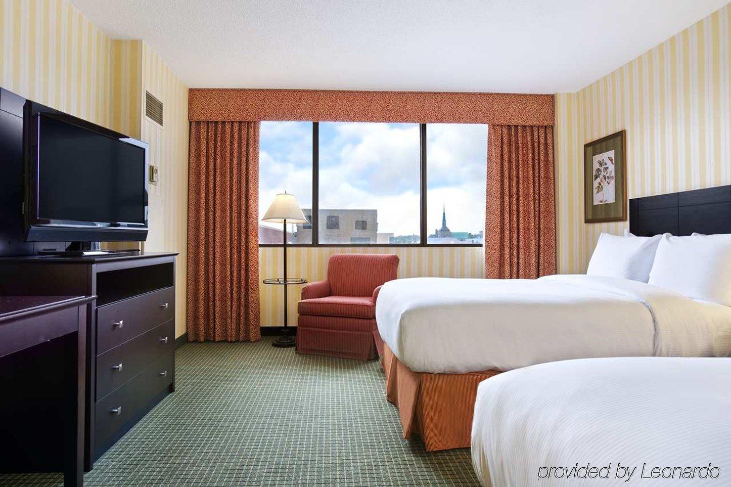 Hilton Fort Wayne At The Grand Wayne Convention Center (Adults Only) Room photo